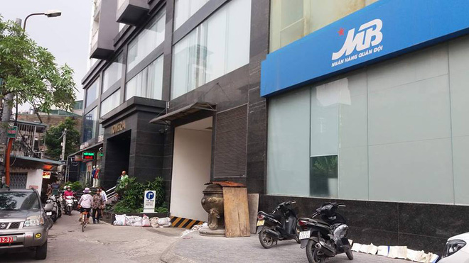 Hà Nội: Cảnh sát xác định nam ca sĩ nhảy từ tầng 10 tự tử do nợ nần tiền bạc - Ảnh 2. Hà Nội: Cảnh sát xác định nam ca sĩ nhảy từ tầng 10 tự tử do nợ nần tiền bạc - Ảnh 2.