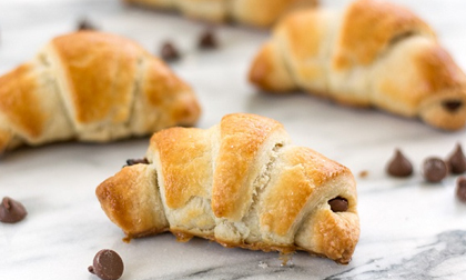 Xốp mềm vàng ruộm món bánh sừng bò nhân chocolate