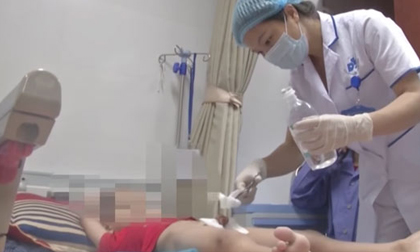 Hơn 70 trẻ bị sùi mào gà ở Hưng Yên: Đi khám họng, y sĩ 'đòi' chữa bao quy đầu