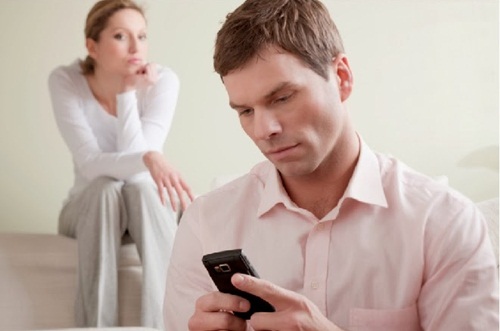 Lục điện thoại chồng, tôi bàng hoàng biết một bí mật