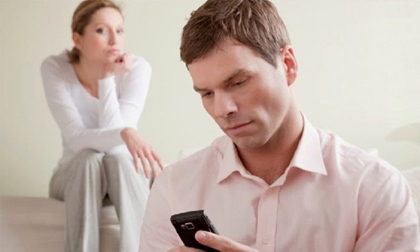 Lục điện thoại chồng, tôi bàng hoàng biết một bí mật 'động trời'