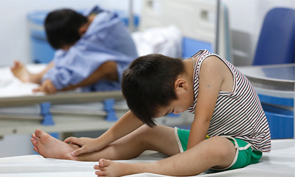 Xót xa các bệnh nhi đau đớn quấy khóc vì mắc sùi mào gà