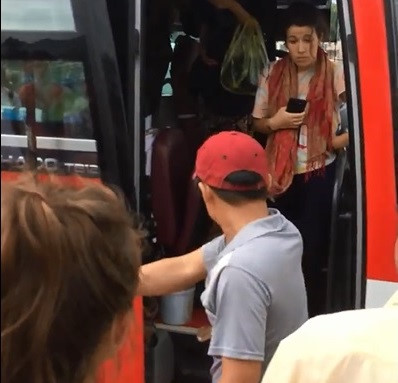 Nhan vien xe khach nem do, duoi khach nuoc ngoai khoi xe o Nha Trang hinh anh 1
