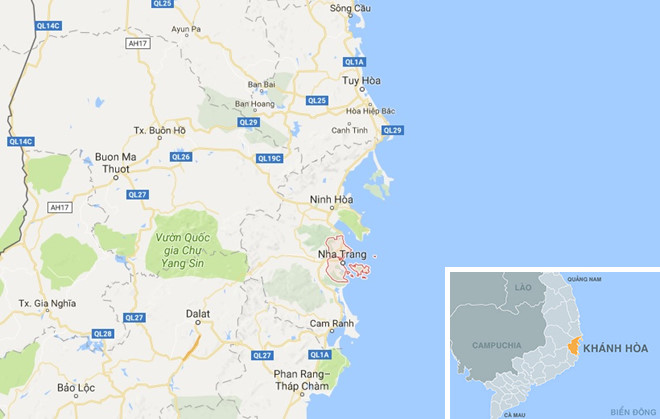 Nhan vien xe khach nem do, duoi khach nuoc ngoai khoi xe o Nha Trang hinh anh 2
