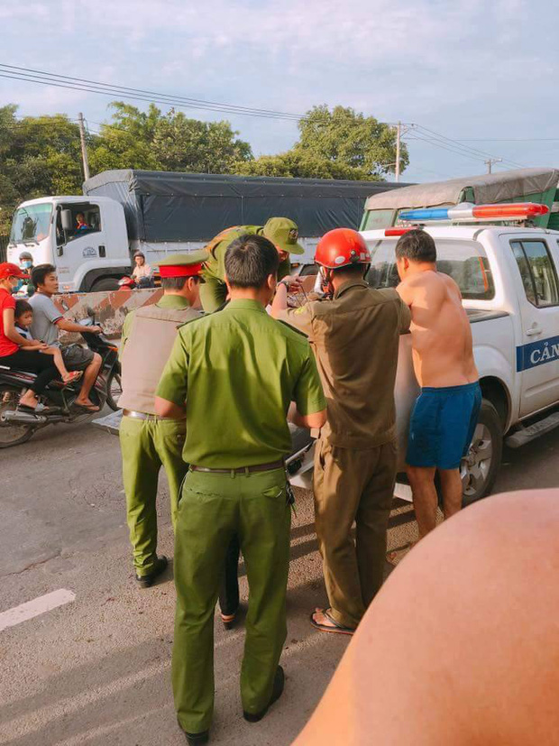 Hai đối tượng trộm chó bị người dân đánh bất tỉnh, đốt cháy xe máy - Ảnh 3.