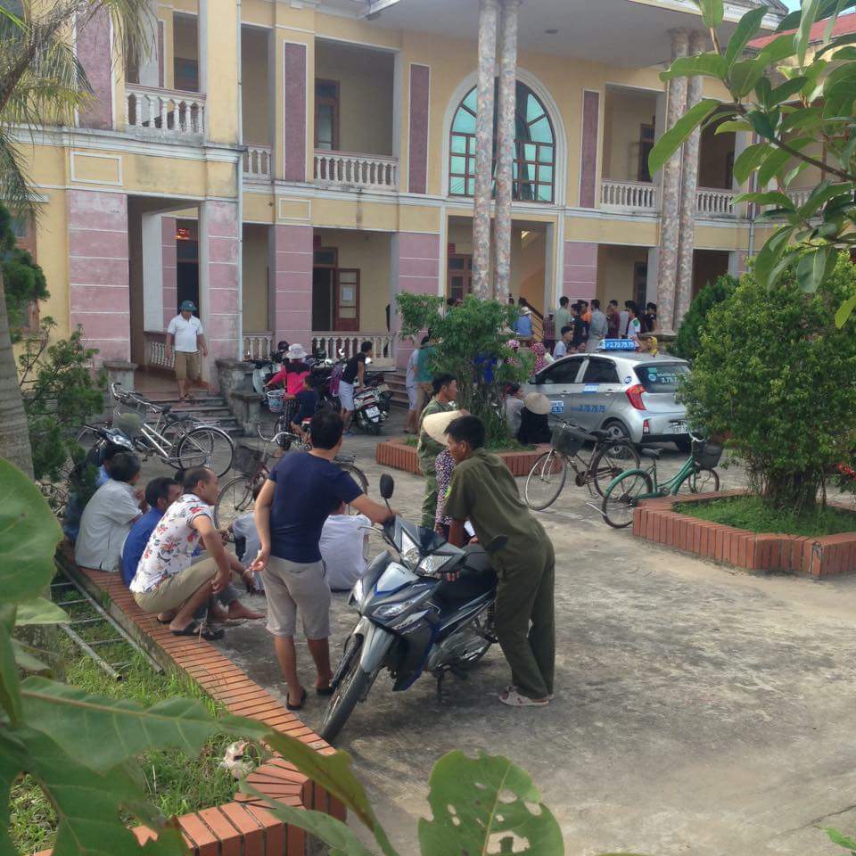 tai xe xe taxi noi gi ve viec bi hieu lam bat coc 4 hoc sinh lop 6? - 2