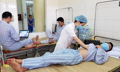 Nguy cơ chảy máu ồ ạt khi sốt xuất huyết tự uống hạ sốt