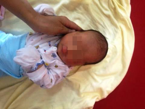 Hà Nội: Bé trai kháu khỉnh bị bỏ rơi trên phố Linh Lang - 1