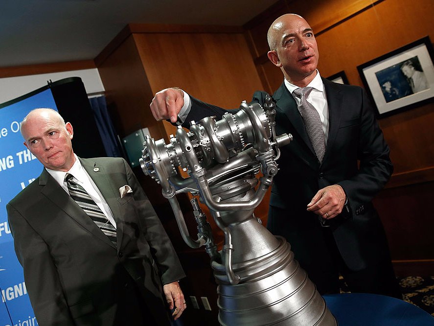 Tỷ phú Jeff Bezos: Sáng dậy không cần báo thức, tối về rửa bát cho vợ - 13