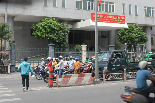 Vụ bé gái 13 tuổi Cà Mau tự tử nghi xâm hại: Mẹ ôm di ảnh con, uất ức cầu cứu VKS tối cao - Ảnh 3. Vụ bé gái 13 tuổi Cà Mau tự tử nghi xâm hại: Mẹ ôm di ảnh con, uất ức cầu cứu VKS tối cao - Ảnh 3.