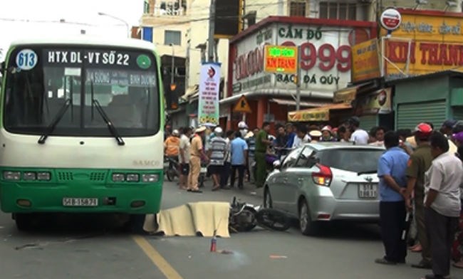 Vụ cô gái chết thảm vì tài xế mở cửa ôtô bất cẩn: Cháu tôi chưa kịp mua bịch bánh để ăn - Ảnh 1. Vụ cô gái chết thảm vì tài xế mở cửa ôtô bất cẩn: Cháu tôi chưa kịp mua bịch bánh để ăn - Ảnh 1.