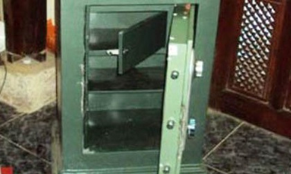 Phi tang két sắt xuống sông, không ngờ còn sót cả đống tiền