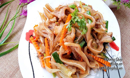 Mưa nắng bất chợt, vào bếp làm tai heo xào cay ăn ngay kẻo hết