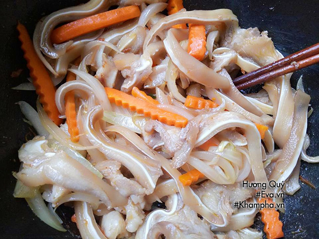 mua nang bat chot, vao bep lam tai heo xao cay an ngay keo het - 6