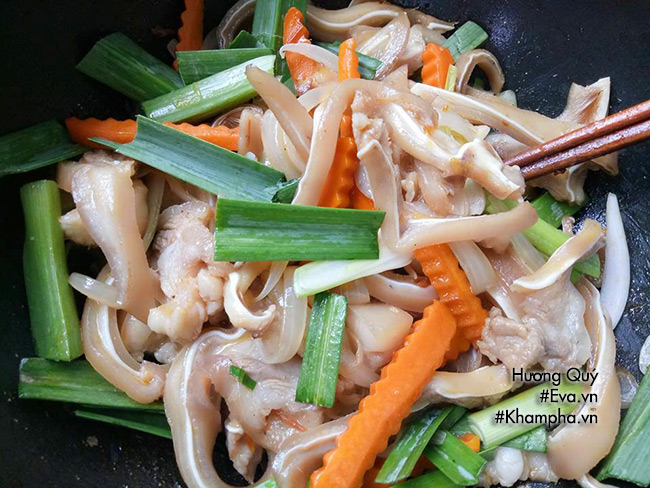 mua nang bat chot, vao bep lam tai heo xao cay an ngay keo het - 7