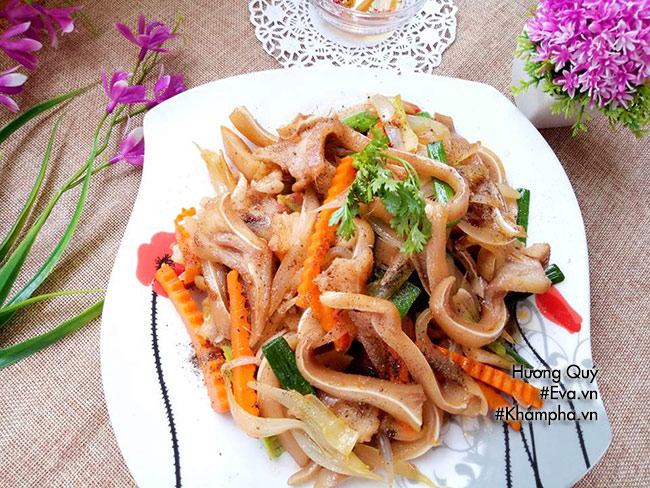 mua nang bat chot, vao bep lam tai heo xao cay an ngay keo het - 8