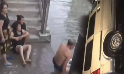 Xe lao xuống sông, bố mẹ khóc ngất vì được cứu, 5 đứa con không ai sống sót