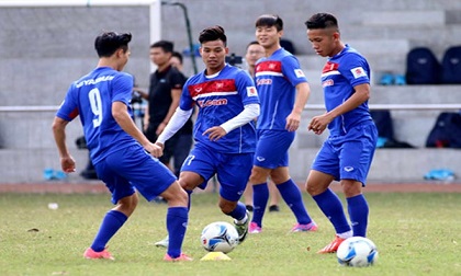 U23 Việt Nam: Tuấn Anh lãng tử cất lời ca, Công Phượng bị khóa chặt