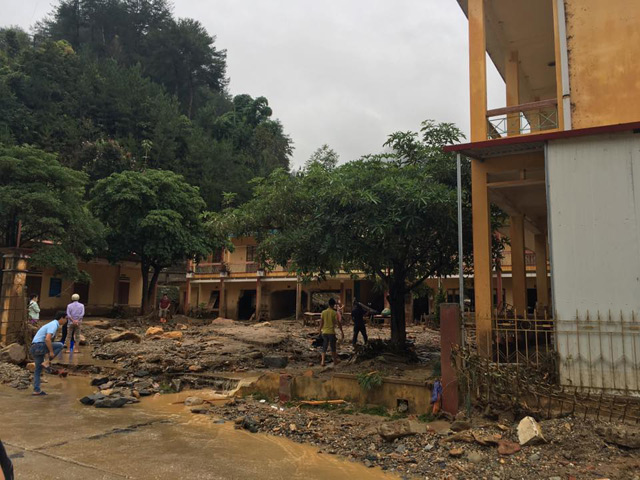 xot xa canh truong hoc ngap chim trong bun va dong do nat sau tran lu quet tai yen bai - 16