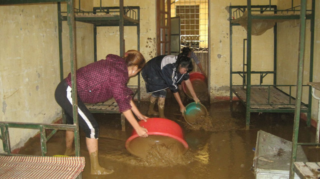 xot xa canh truong hoc ngap chim trong bun va dong do nat sau tran lu quet tai yen bai - 10