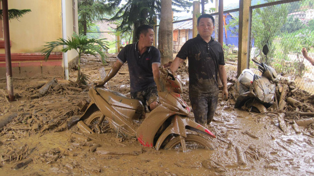xot xa canh truong hoc ngap chim trong bun va dong do nat sau tran lu quet tai yen bai - 5