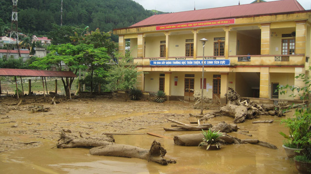 xot xa canh truong hoc ngap chim trong bun va dong do nat sau tran lu quet tai yen bai - 1