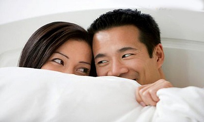 Đêm tân hôn vợ chồng trẻ cười ngặt nghẹo đến nửa đêm, cả nhà hốt hoảng xông vào thì thấy cảnh tượng ấy