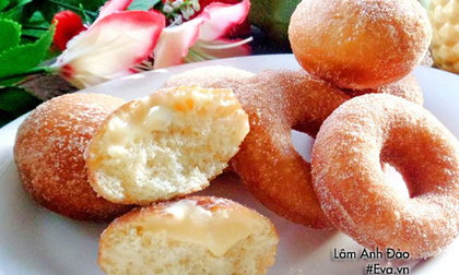 Bắc chảo lên bếp làm ngay món bánh donuts custard tuyệt ngon