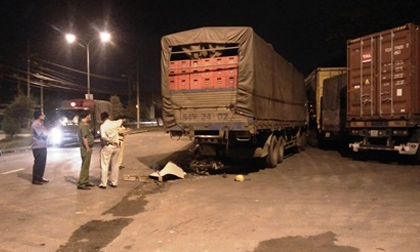 Tông vào đuôi xe tải đỗ trong đêm, nam thanh niên tử vong tại chỗ