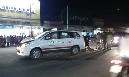 Taxi kéo lê xe đạp điện và người hơn 30m, nữ công nhân chết thảm