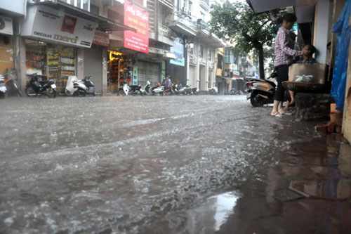 du bao thoi tiet hom nay (6.8): ha noi nhieu may, dem co mua, thap nhat la 24 do c hinh anh 1