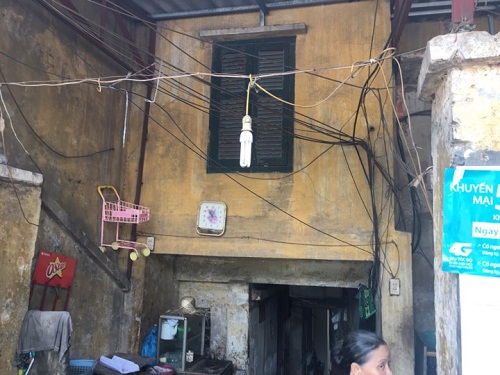 hanh tung bi an cua nguoi phu nu bo lai be trai 14 thang tuoi bi bao hanh tai benh vien - 1