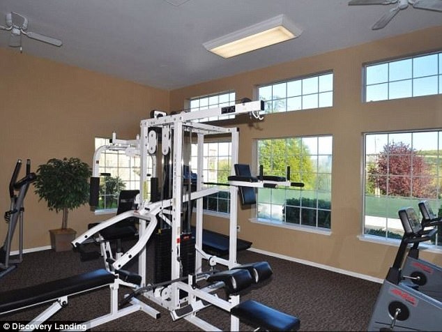 Cô gái trẻ bị yêu râu xanh cưỡng hiếp tại phòng tập gym - Ảnh 2. Cô gái trẻ bị yêu râu xanh cưỡng hiếp tại phòng tập gym - Ảnh 2.