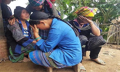 2 em nhỏ quay lại cứu bạn, cả 3 bị lũ cuốn trôi