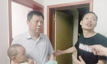 Vì hơn 3000 đồng, bé trai 8 tuổi 'bắt cóc' bé 18 tháng suốt 13 tiếng đồng hồ