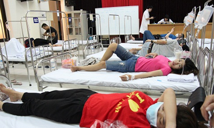 Bệnh nhân mắc sốt xuất huyết ồ ạt nhập viện, bệnh viện bỏ cả hội trường thành lập khu điều trị dã chiến