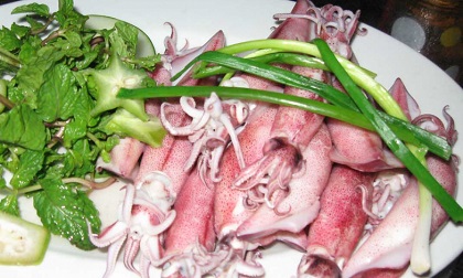 Mực hấp hành gừng ngon tuyệt cú mèo ai ăn cũng ghiền, hễ ăn là nghiện