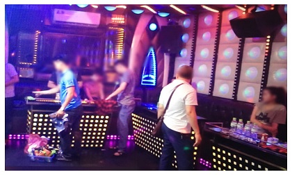 Hàng chục 'dân chơi' bay lắc điên cuồng trong quán karaoke ở Hà Nội