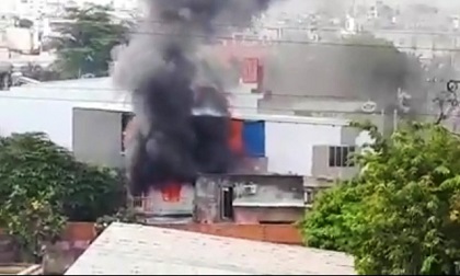 Bà bồng cháu 2 tuổi tháo chạy khỏi căn nhà rực lửa ở Sài Gòn