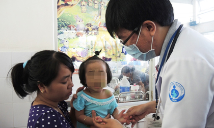 Cảnh báo: Không chỉ có sốt xuất huyết, dịch tay chân miệng đang gia tăng dần tại TP.HCM