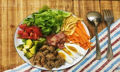 Đổi vị với salad trứng muối, thịt hun khói