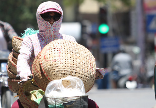 du bao thoi tiet hom nay (11.8): ha noi ngay nang, chieu toi va dem co mua rao va dong hinh anh 1