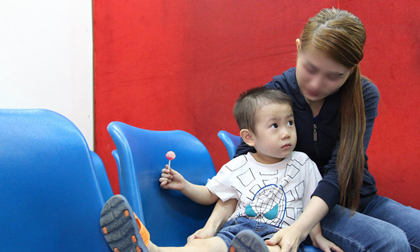 Bé trai nghi bị bỏ rơi trước cổng bệnh viện Từ Dũ đã được mẹ ruột đón về