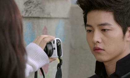 Hộp bao cao su vơi dần mỗi ngày, nghi chồng ngoại tình, vợ lén lắp camera thì choáng khi thấy cảnh đó 