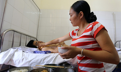 Chuyện tình cổ tích vợ không chân chăm chồng liệt giường suốt 5 năm