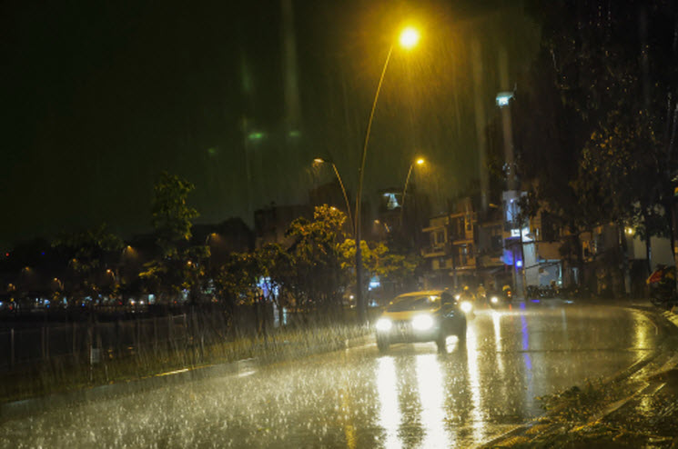 du bao thoi tiet hom nay (13.8): tin mua lon tren dien rong o bac bo hinh anh 1