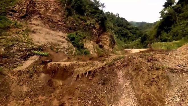 Đang ngủ cả gia đình bị vùi lấp, bé gái chết thương tâm - 1
