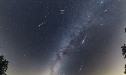 Ngắm chùm ảnh mưa sao băng Perseids rực rỡ trên khắp thế giới vào rạng sáng nay