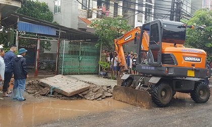 Nữ sinh lớp 6 bị rơi xuống cống, mất tích