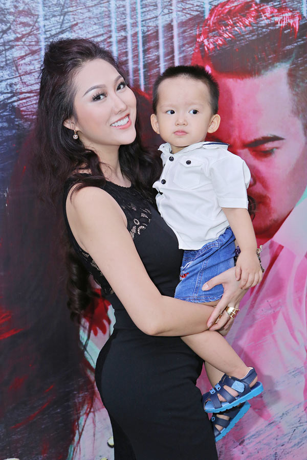 con trai phi thanh van tro thanh tam diem chu y khi cung me di su kien - 2